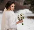 Une mariée qui pose pour son mariage d'hiver