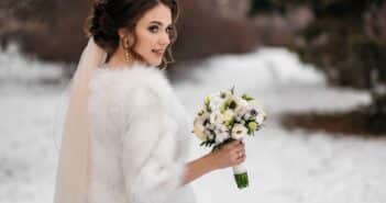 Une mariée qui pose pour son mariage d'hiver