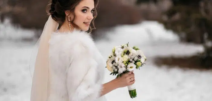 Une mariée qui pose pour son mariage d'hiver
