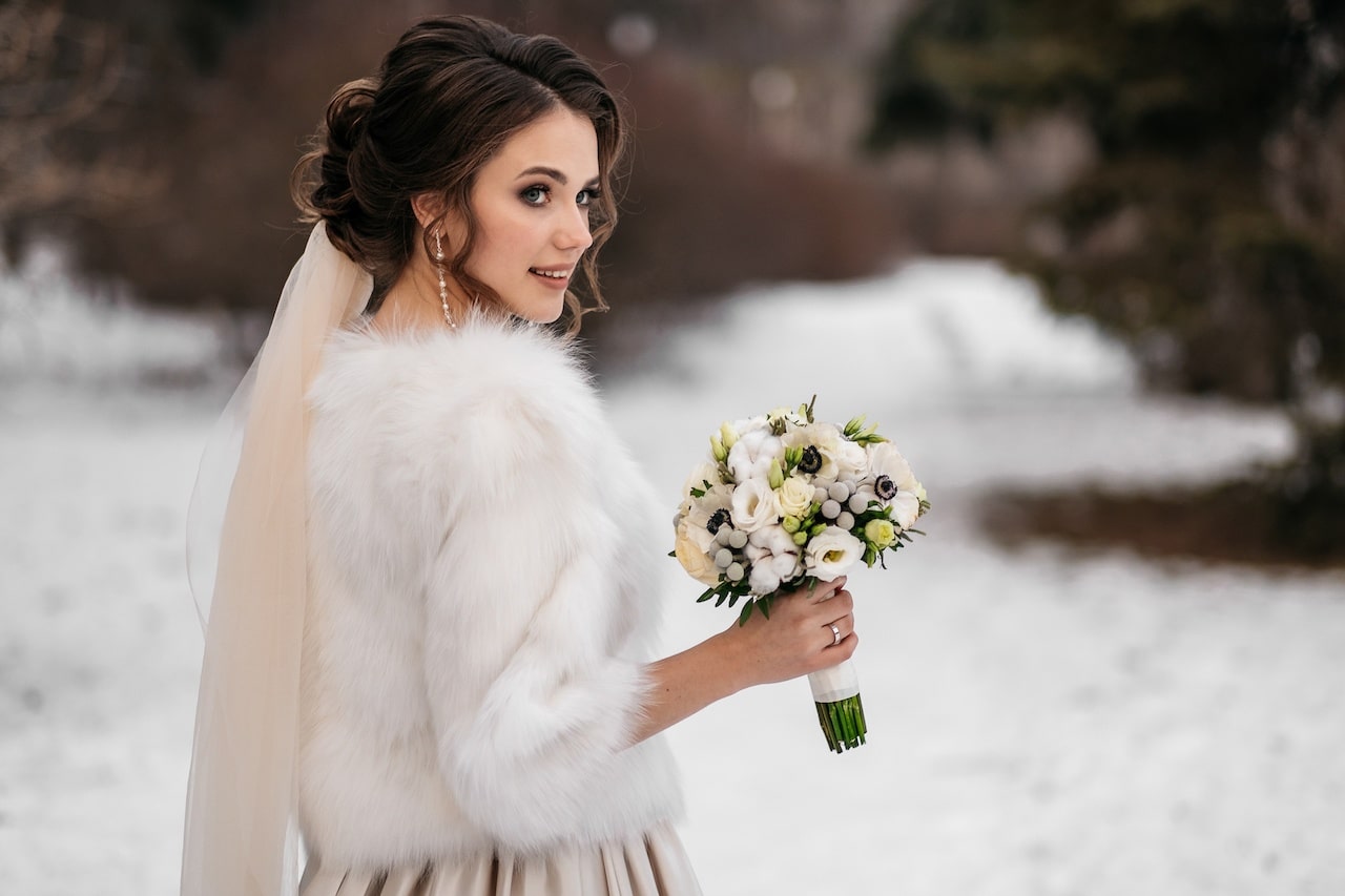 Une mariée qui pose pour son mariage d'hiver