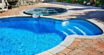 Combien coûte l'installation d'une piscine avec jacuzzi intégré ?