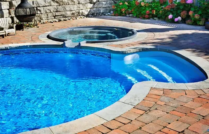 Combien coûte l'installation d'une piscine avec jacuzzi intégré ?