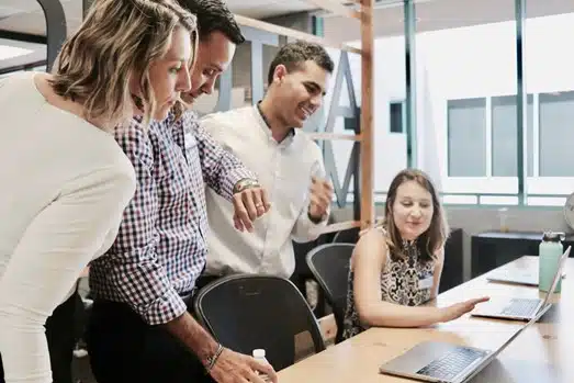 un groupe de collègues en entreprise