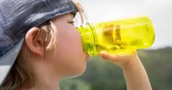 Apprenez-leur très jeune a correctement s'hydrater