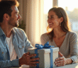 Couple souriant échangeant cadeaux pour anniversaire de mariage