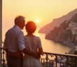 Couple mature sur un balcon romantique à Amalfi au coucher de soleil