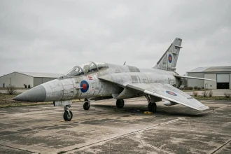 Avion de chasse Dassault Mirage III exposé dans un musée de l'aviation, ailes delta et patine historique authentique