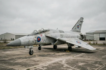 Avion de chasse Dassault Mirage III exposé dans un musée de l'aviation, ailes delta et patine historique authentique