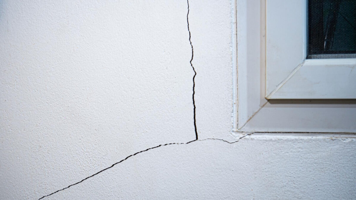 Façade fissurée : comment diagnostiquer et réparer efficacement ?