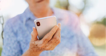 Faciliter la vie quotidienne des seniors avec un smartphone adapté