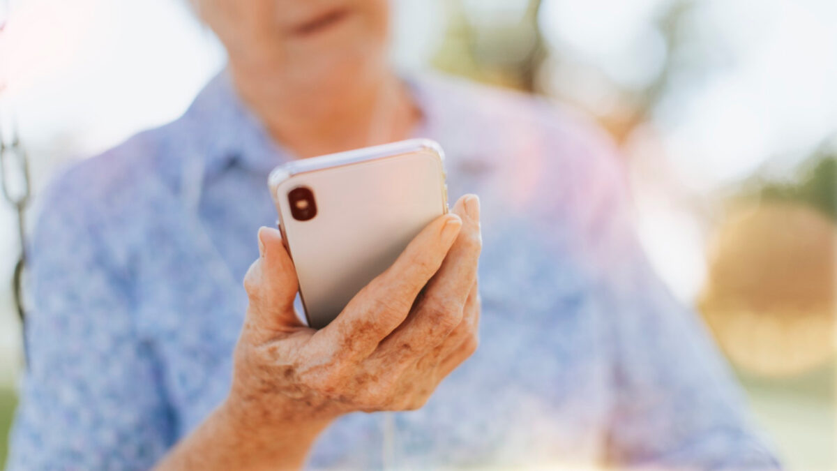 Faciliter la vie quotidienne des seniors avec un smartphone adapté