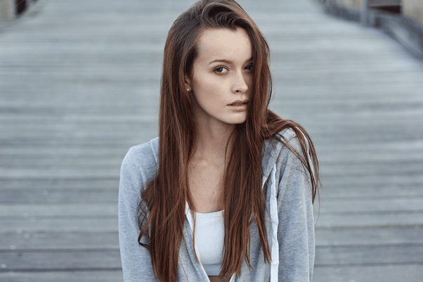 Comment avoir des cheveux en bonne santé ? jeune femme