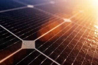 Les clés pour bien choisir et installer des panneaux solaires chez soi