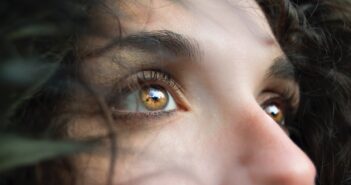 Boutons à l’intérieur du nez : causes et traitements ?
