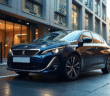 Peugeot 308 neuve sur une rue urbaine moderne en plein jour