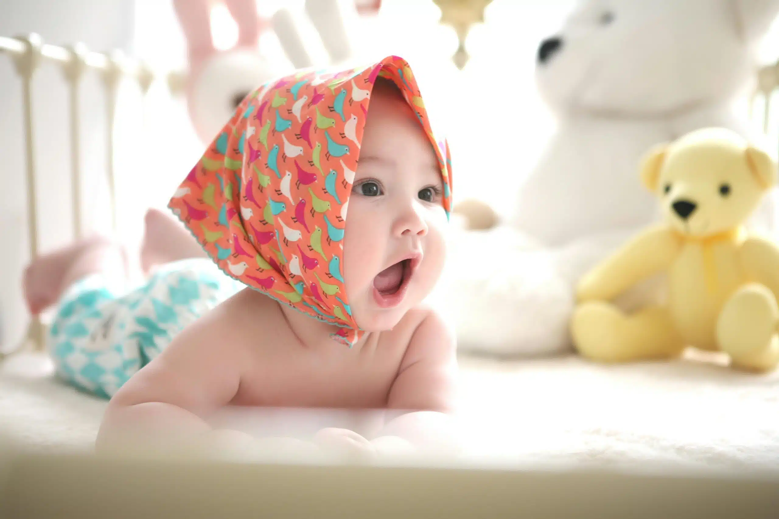 un bébé avec la bouche ouverte