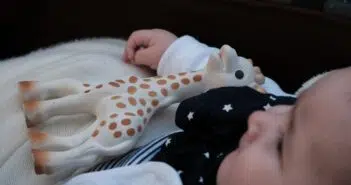Un bébé avec Sophie la Girafe