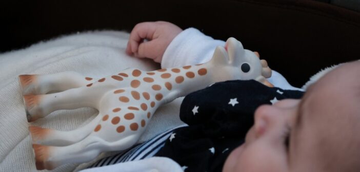 Un bébé avec Sophie la Girafe