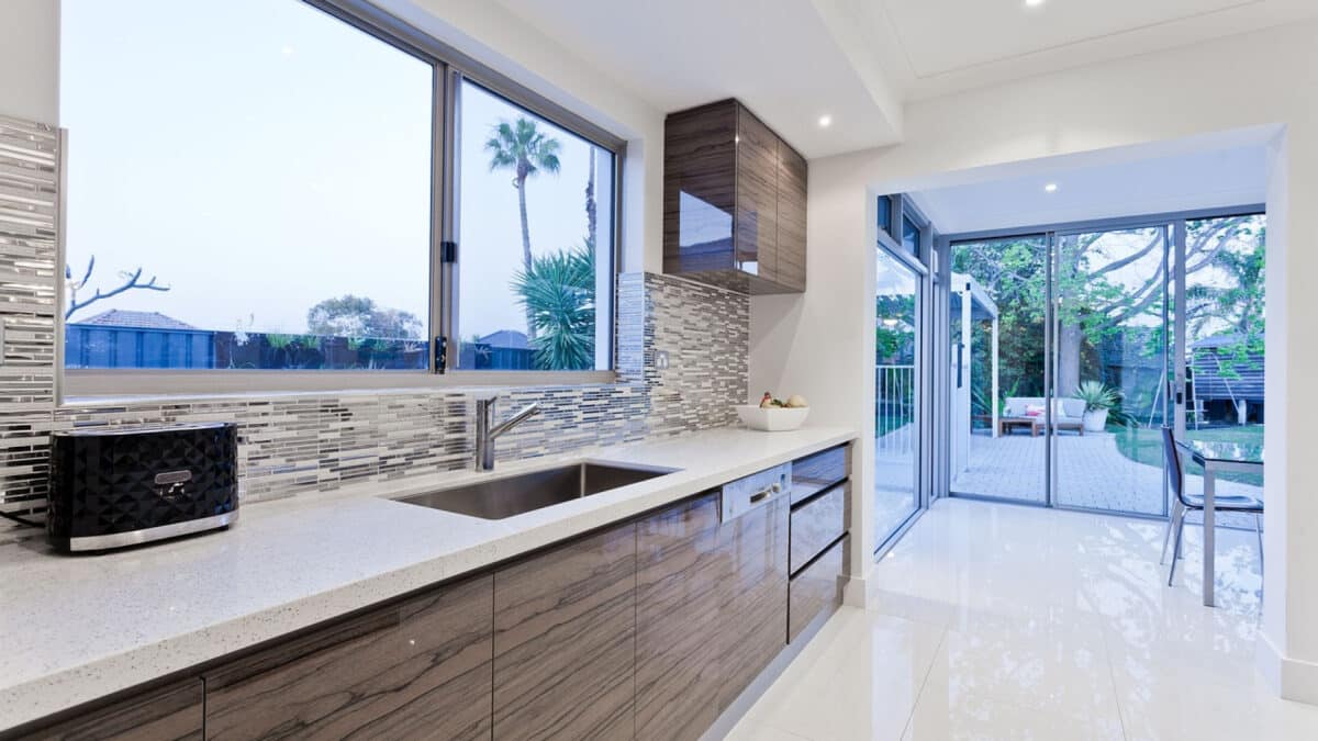 Transformez votre espace de vie : ouvrez votre cuisine vers l'extérieur avec une extension