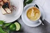 un café et une pâtisserie
