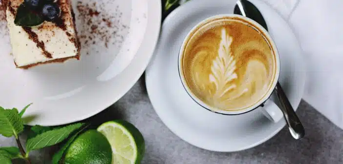 un café et une pâtisserie